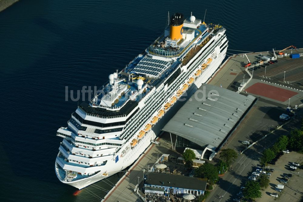 Luftaufnahme Rostock - Passagier- und Kreuzfahrtschiff Costa Favolosa im Hafen in Rostock im Bundesland Mecklenburg-Vorpommern, Deutschland