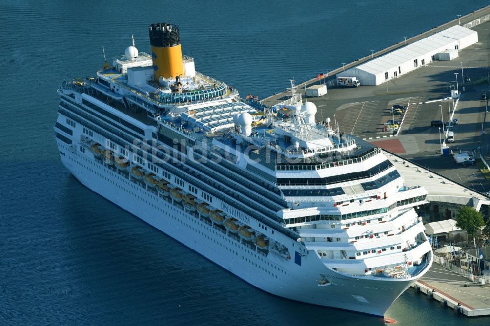 Rostock aus der Vogelperspektive: Passagier- und Kreuzfahrtschiff Costa Favolosa im Hafen in Rostock im Bundesland Mecklenburg-Vorpommern, Deutschland