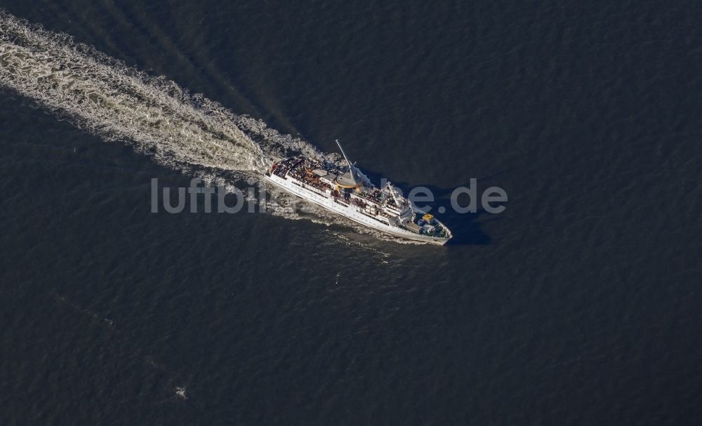 Luftbild Cuxhaven - Passagier- und Seebäderschiff auf der Nordsee in Cuxhaven im Bundesland Niedersachsen, Deutschland