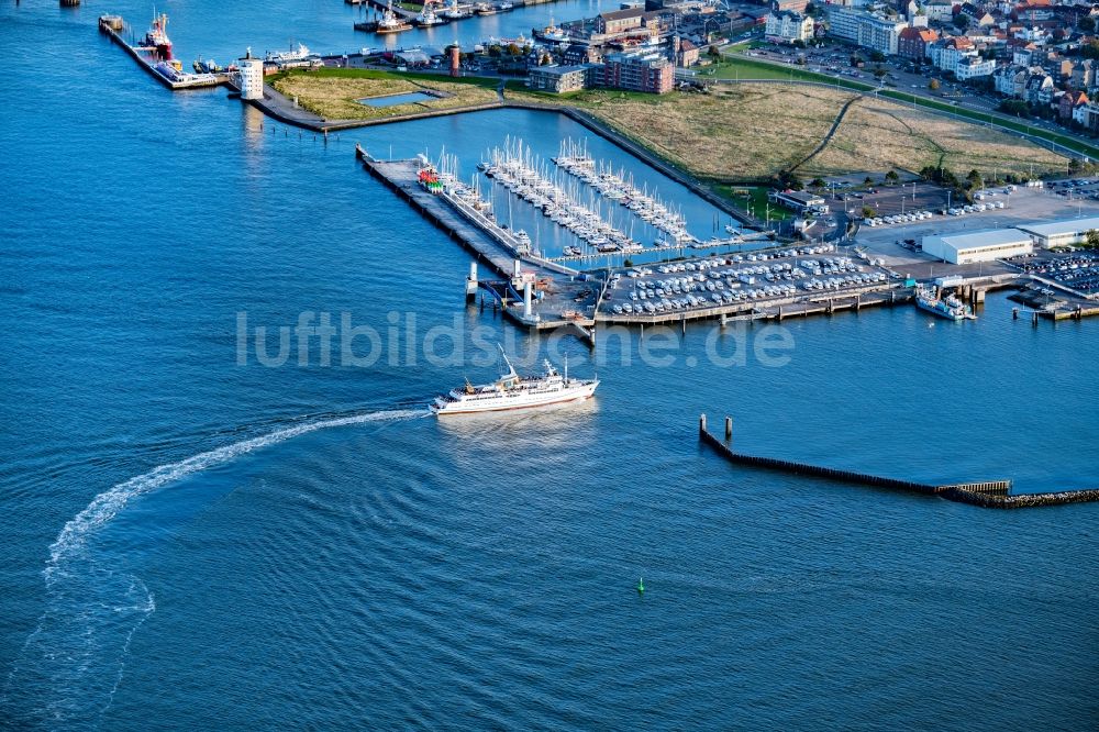 Cuxhaven aus der Vogelperspektive: Passagier- und Seebäderschiff auf der Nordsee in Cuxhaven im Bundesland Niedersachsen, Deutschland