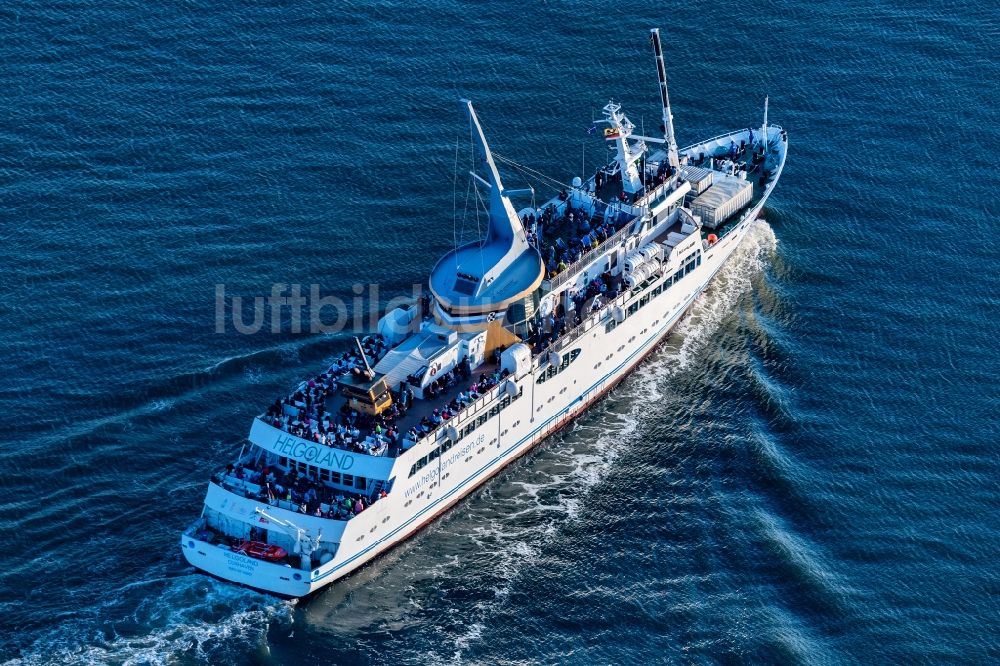 Luftaufnahme Cuxhaven - Passagier- und Seebäderschiff auf der Nordsee in Cuxhaven im Bundesland Niedersachsen, Deutschland