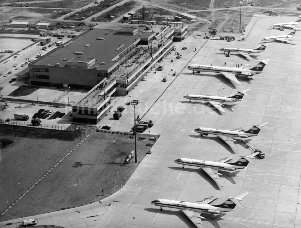 Luftaufnahme SCHÖNEFELD - Passagierabfertigung der INTERFLUG auf dem Zentralflughafen Berlin-Schönefeld