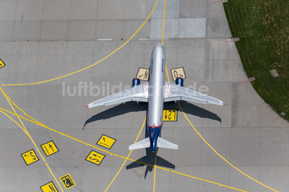 Luftbild Filderstadt - Passagierflugzeug Airbus A320-200 der AEROFLOT beim Rollen auf dem Rollfeld und Vorfeld des Flughafen in Filderstadt im Bundesland Baden-Württemberg, Deutschland