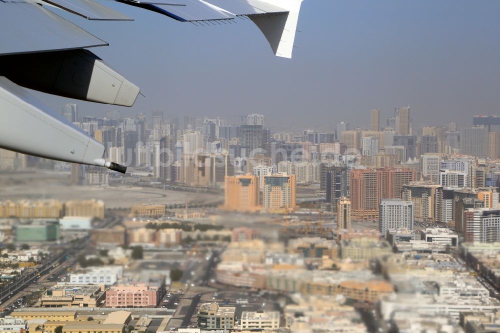 Luftaufnahme Dubai - Passagierflugzeug Airbus A380 beim Start und Steigflug über dem Flughafen in Dubai in Vereinigte Arabische Emirate