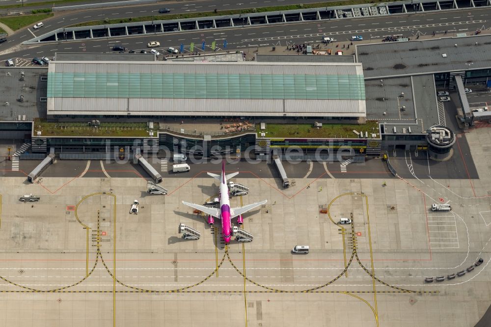 Holzwickede von oben - Passagierflugzeug Airbus A320 auf dem Flughafen in Holzwickede im Bundesland Nordrhein-Westfalen, Deutschland