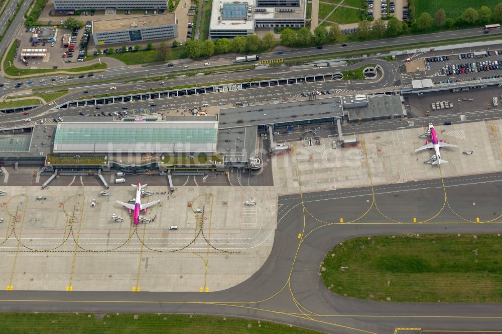 Holzwickede aus der Vogelperspektive: Passagierflugzeug Airbus A320 auf dem Flughafen in Holzwickede im Bundesland Nordrhein-Westfalen, Deutschland