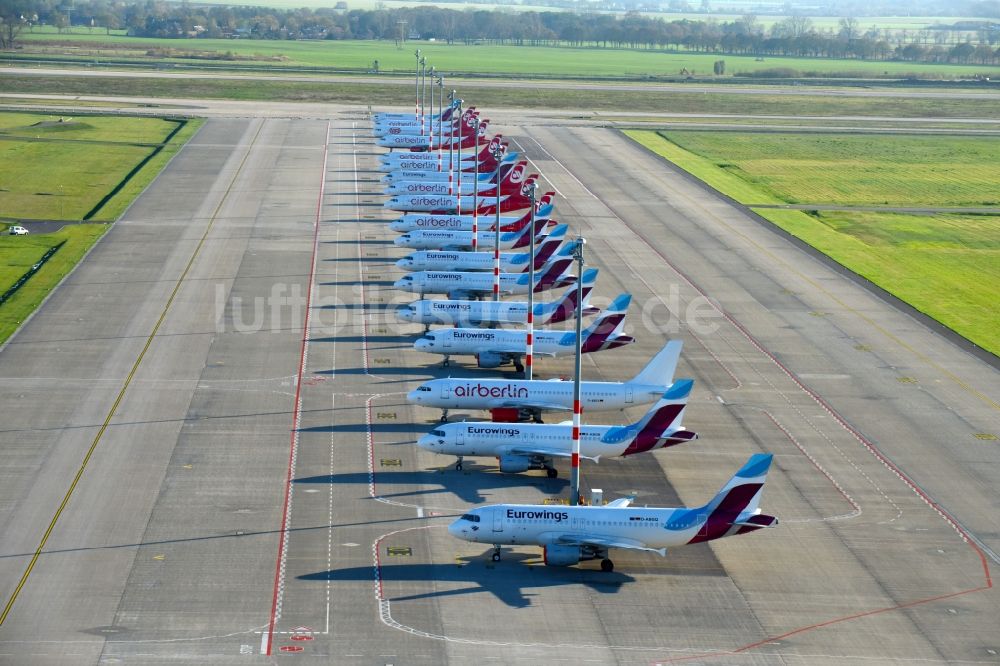 Schönefeld aus der Vogelperspektive: Passagierflugzeug AIRBUS A319 - 320 der insolventen Fluggesellschaft airberlin auf dem Vorfeld des Flughafen BER in Schönefeld im Bundesland Brandenburg, Deutschland