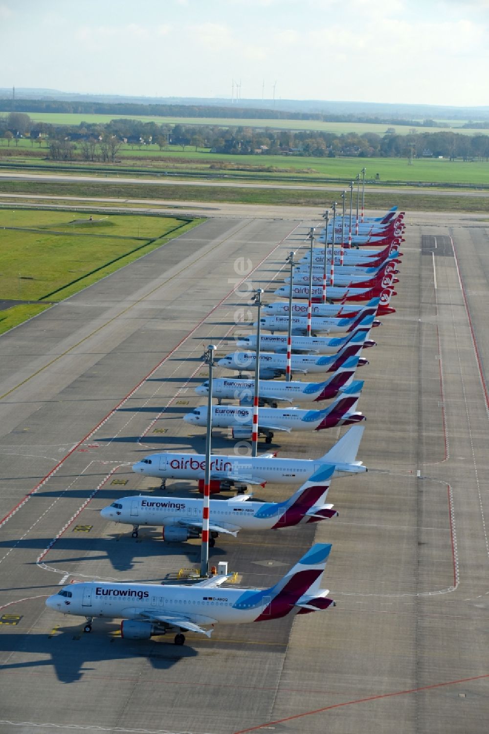 Schönefeld von oben - Passagierflugzeug AIRBUS A319 - 320 der insolventen Fluggesellschaft airberlin auf dem Vorfeld des Flughafen BER in Schönefeld im Bundesland Brandenburg, Deutschland