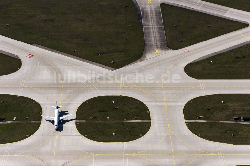 Luftbild München-Flughafen - Passagierflugzeug A320 beim Rollen auf dem Rollfeld und Vorfeld des Flughafen in München-Flughafen im Bundesland Bayern, Deutschland