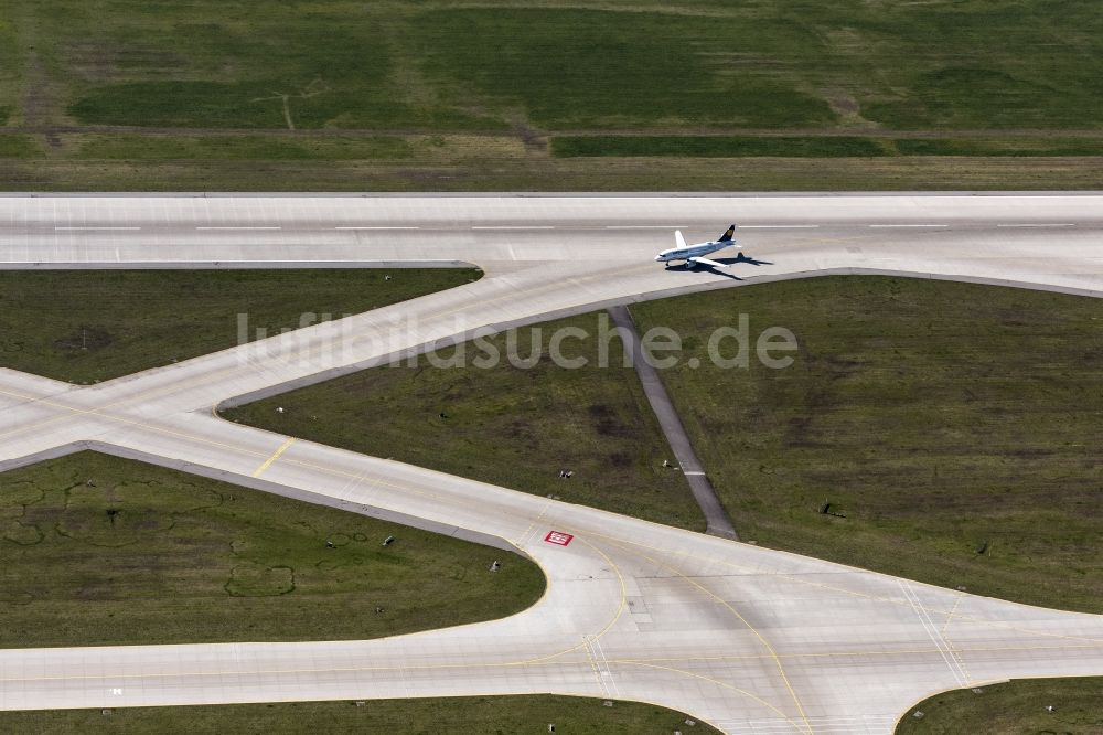 Luftaufnahme München-Flughafen - Passagierflugzeug A320 beim Rollen auf dem Rollfeld und Vorfeld des Flughafen in München-Flughafen im Bundesland Bayern, Deutschland