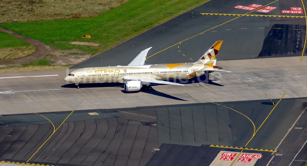 Luftaufnahme Düsseldorf - Passagierflugzeug über der Start- und Landebahn des Flughafens in Düsseldorf im Bundesland Nordrhein-Westfalen