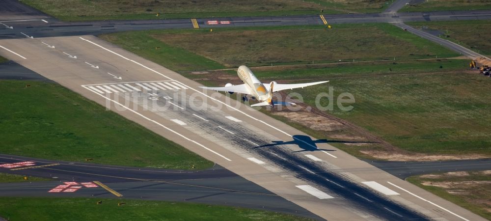 Düsseldorf von oben - Passagierflugzeug über der Start- und Landebahn des Flughafens in Düsseldorf im Bundesland Nordrhein-Westfalen