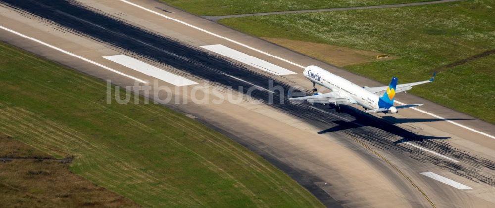 Düsseldorf von oben - Passagierflugzeug über der Start- und Landebahn des Flughafens in Düsseldorf im Bundesland Nordrhein-Westfalen