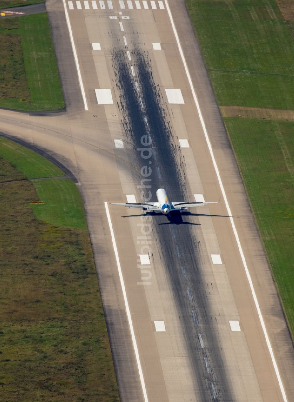 Düsseldorf aus der Vogelperspektive: Passagierflugzeug über der Start- und Landebahn des Flughafens in Düsseldorf im Bundesland Nordrhein-Westfalen