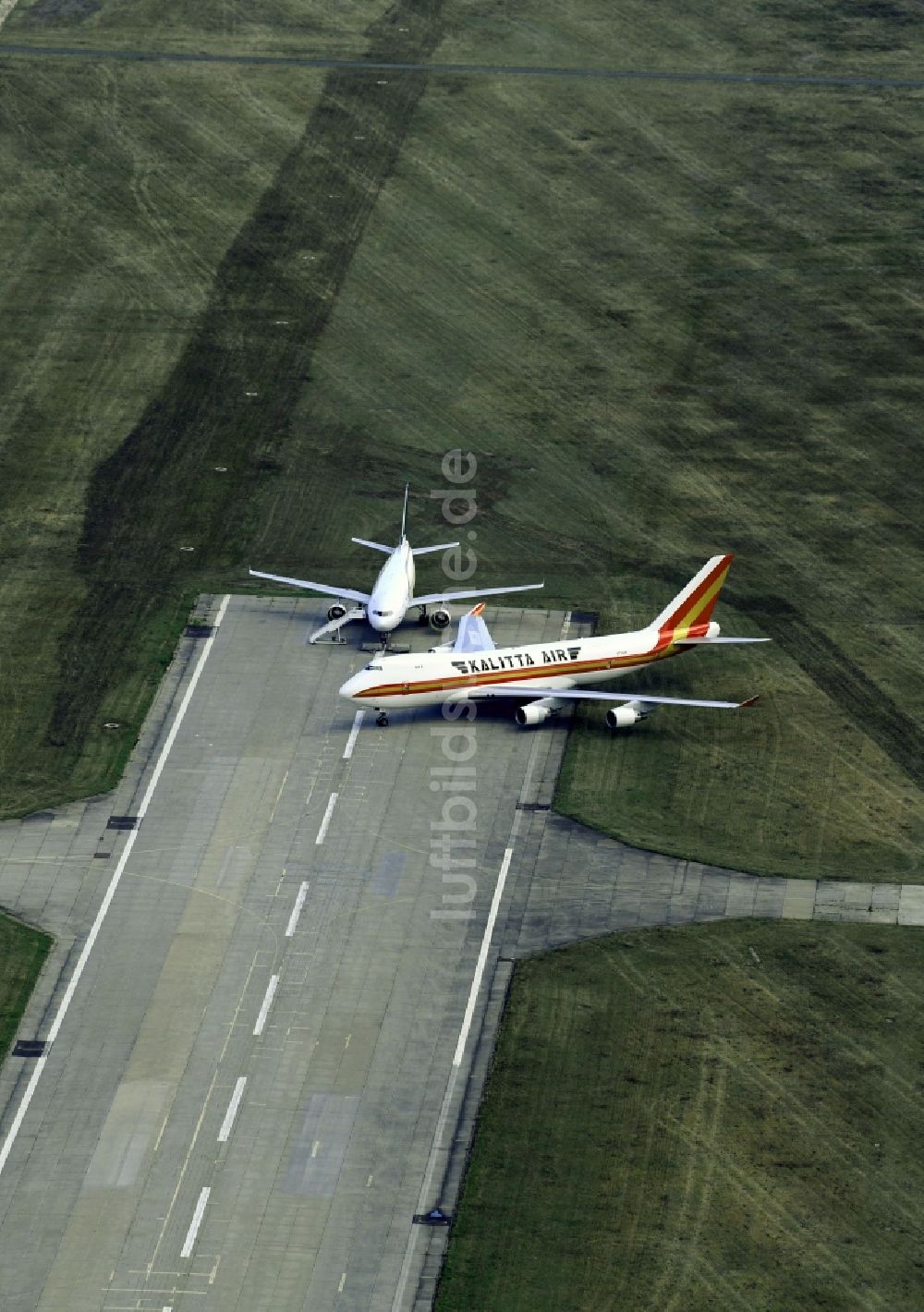 Luftbild Schkeuditz - Passagierflugzeug Boeing 747-4B5F(SCD) der Kalitta Air mit der Kennung N710CK auf der Parkposition - Abstellfläche auf dem Flughafen in Schkeuditz im Bundesland Sachsen, Deutschland