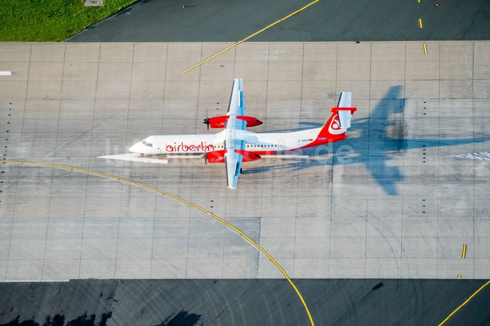 Düsseldorf von oben - Passagierflugzeug Bombardier Dash 8 Q400 auf dem Flughafen im Ortsteil Lohausen in Düsseldorf im Bundesland Nordrhein-Westfalen, Deutschland