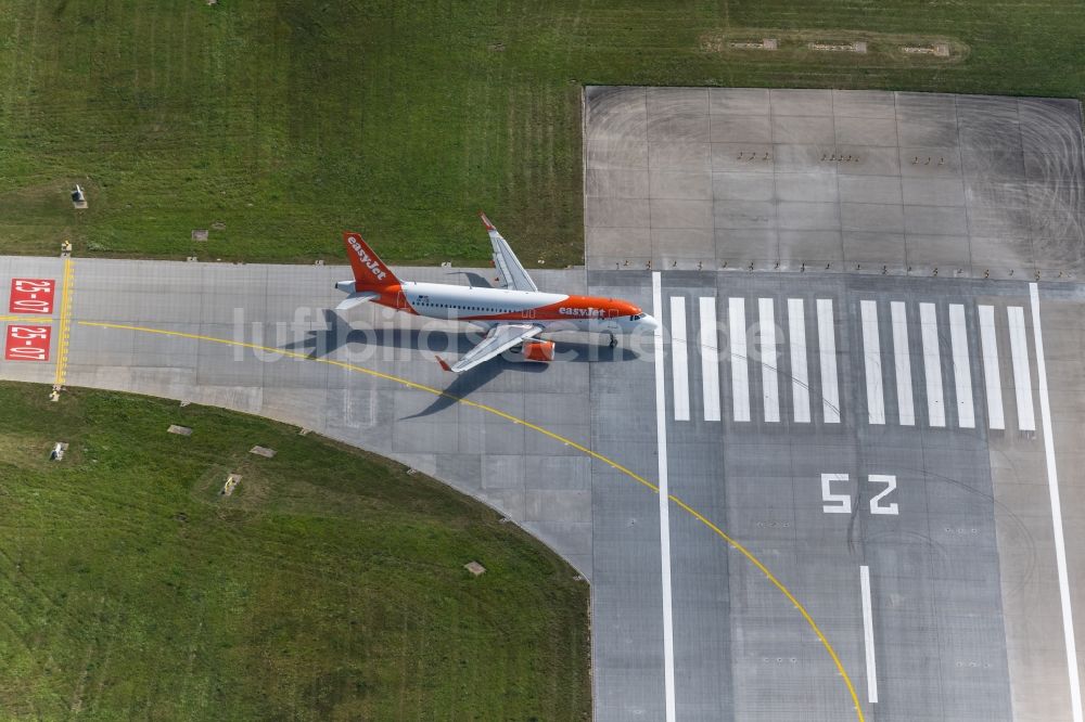 Luftaufnahme Filderstadt - Passagierflugzeug easyJet Airbus A320-200 beim Start auf dem Flughafen Stuttgart in Filderstadt im Bundesland Baden-Württemberg, Deutschland