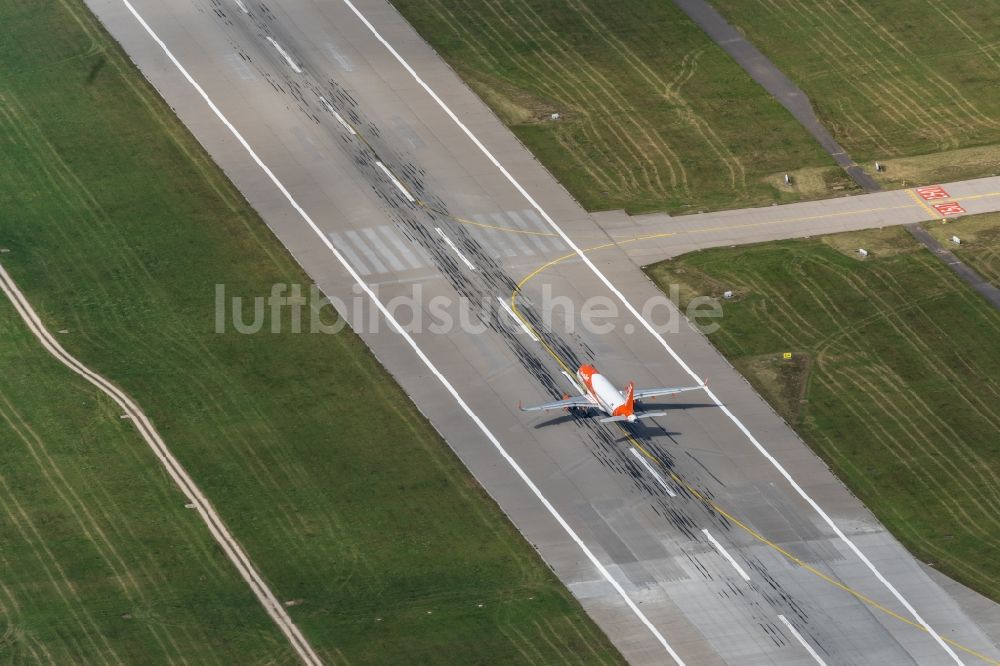 Filderstadt von oben - Passagierflugzeug easyJet Airbus A320-200 beim Start auf dem Flughafen Stuttgart in Filderstadt im Bundesland Baden-Württemberg, Deutschland