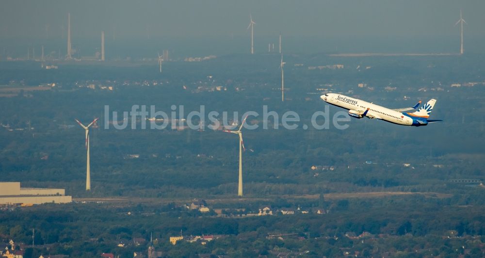 Luftbild Dortmund - Passagierflugzeug der Fluggesellschaft Sun Express nach dem Start vom Flughafen Dortmund im Fluge über dem Luftraum in Dortmund im Bundesland Nordrhein-Westfalen