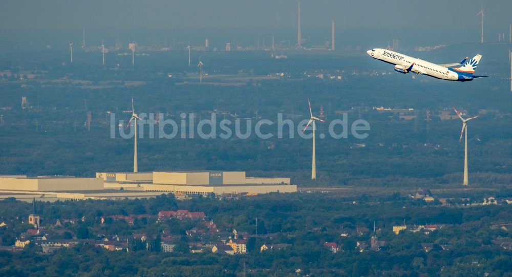 Luftaufnahme Dortmund - Passagierflugzeug der Fluggesellschaft Sun Express nach dem Start vom Flughafen Dortmund im Fluge über dem Luftraum in Dortmund im Bundesland Nordrhein-Westfalen