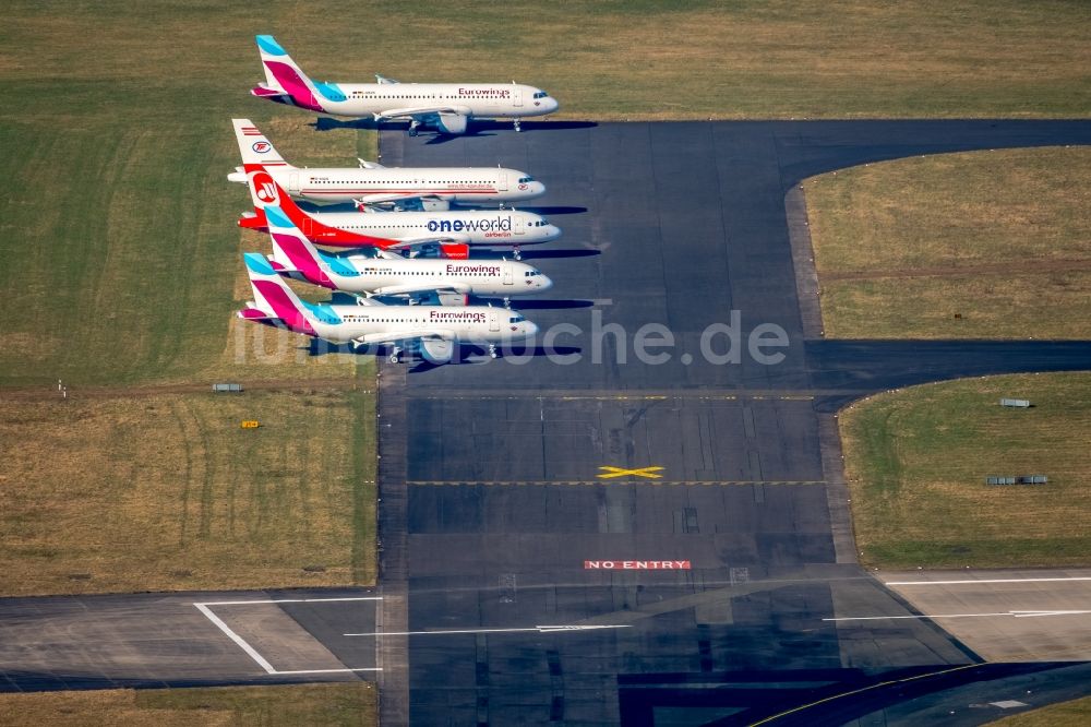 Luftbild Düsseldorf - Passagierflugzeug der insolventen airberlin - eurowings auf dem Flughafen im Ortsteil Lichtenbroich in Düsseldorf im Bundesland Nordrhein-Westfalen, Deutschland