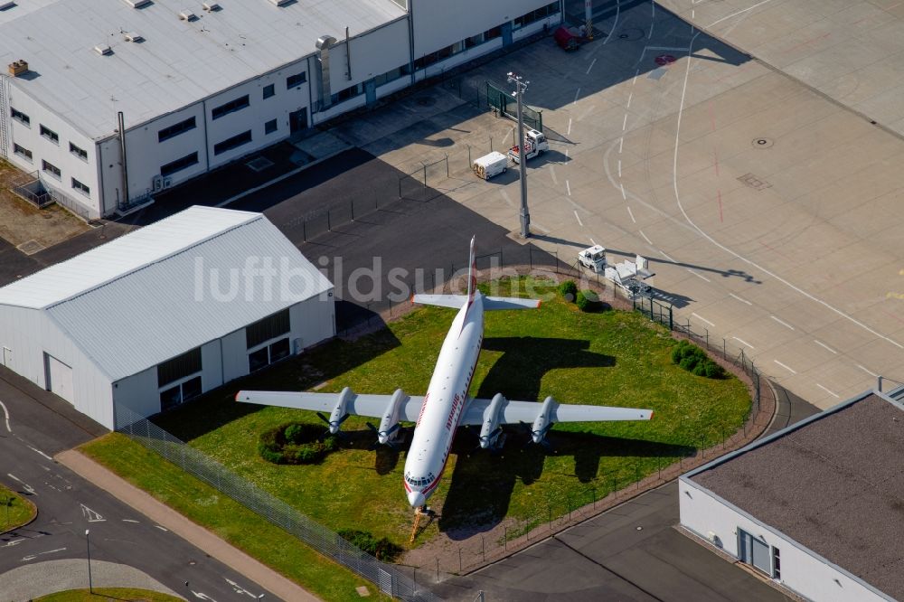 Luftaufnahme Erfurt - Passagierflugzeug der Interflug als Ausstellungsstück auf dem Flughafengelände im Ortsteil Bindersleben in Erfurt im Bundesland Thüringen, Deutschland