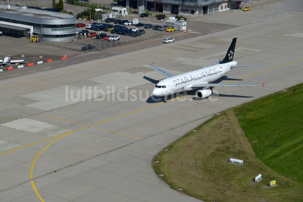 Stuttgart von oben - Passagierflugzeug TC-JPF - Airbus A320-232 - Turkish Airlines beim Rollen auf dem Rollfeld und Vorfeld des Flughafen in Stuttgart im Bundesland Baden-Württemberg