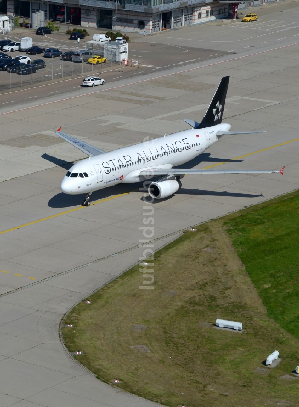 Stuttgart aus der Vogelperspektive: Passagierflugzeug TC-JPF - Airbus A320-232 - Turkish Airlines beim Rollen auf dem Rollfeld und Vorfeld des Flughafen in Stuttgart im Bundesland Baden-Württemberg