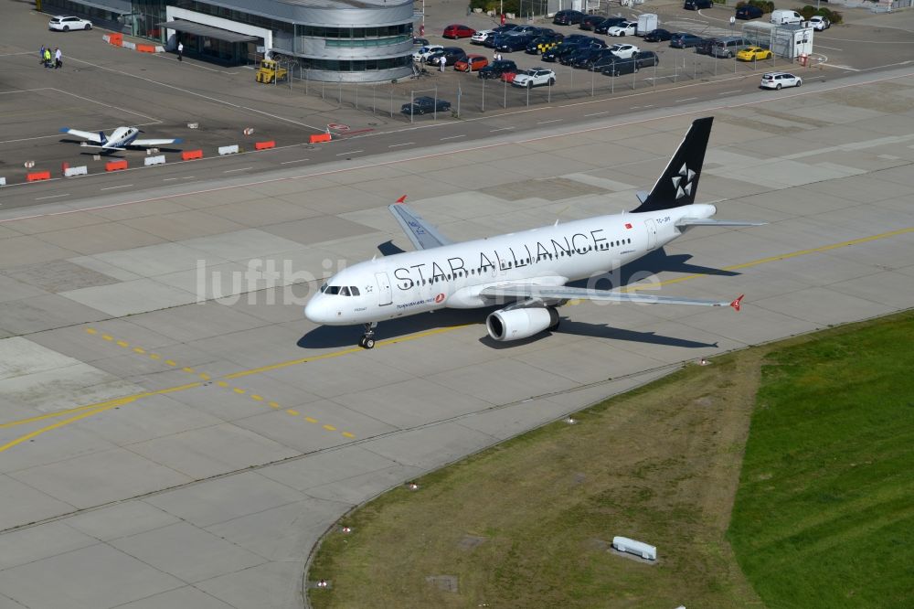 Luftbild Stuttgart - Passagierflugzeug TC-JPF - Airbus A320-232 - Turkish Airlines beim Rollen auf dem Rollfeld und Vorfeld des Flughafen in Stuttgart im Bundesland Baden-Württemberg