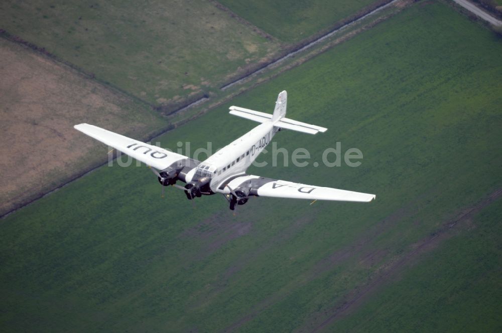 Weener von oben - Passagierflugzeug Junkers JU-52 über Weener im Bundesland Niedersachsen