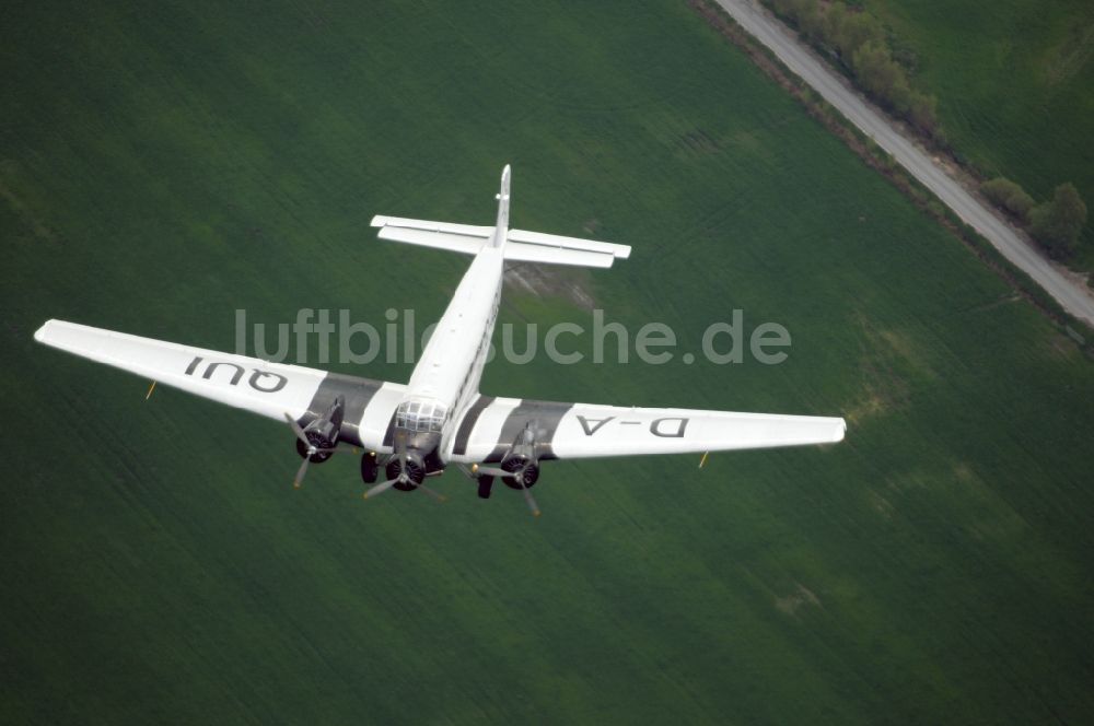 Weener aus der Vogelperspektive: Passagierflugzeug Junkers JU-52 über Weener im Bundesland Niedersachsen