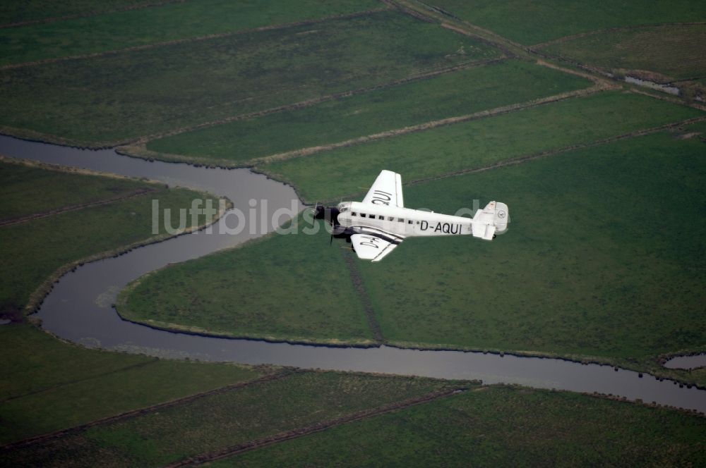 Luftbild Weener - Passagierflugzeug Junkers JU-52 über Weener im Bundesland Niedersachsen