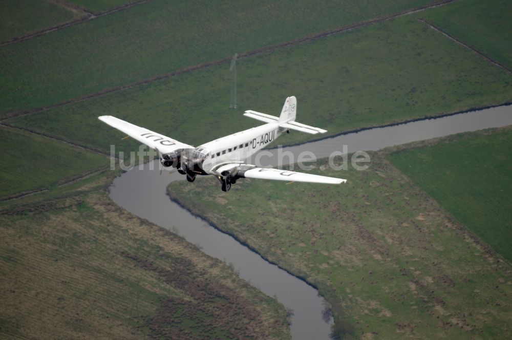 Luftaufnahme Weener - Passagierflugzeug Junkers JU-52 über Weener im Bundesland Niedersachsen