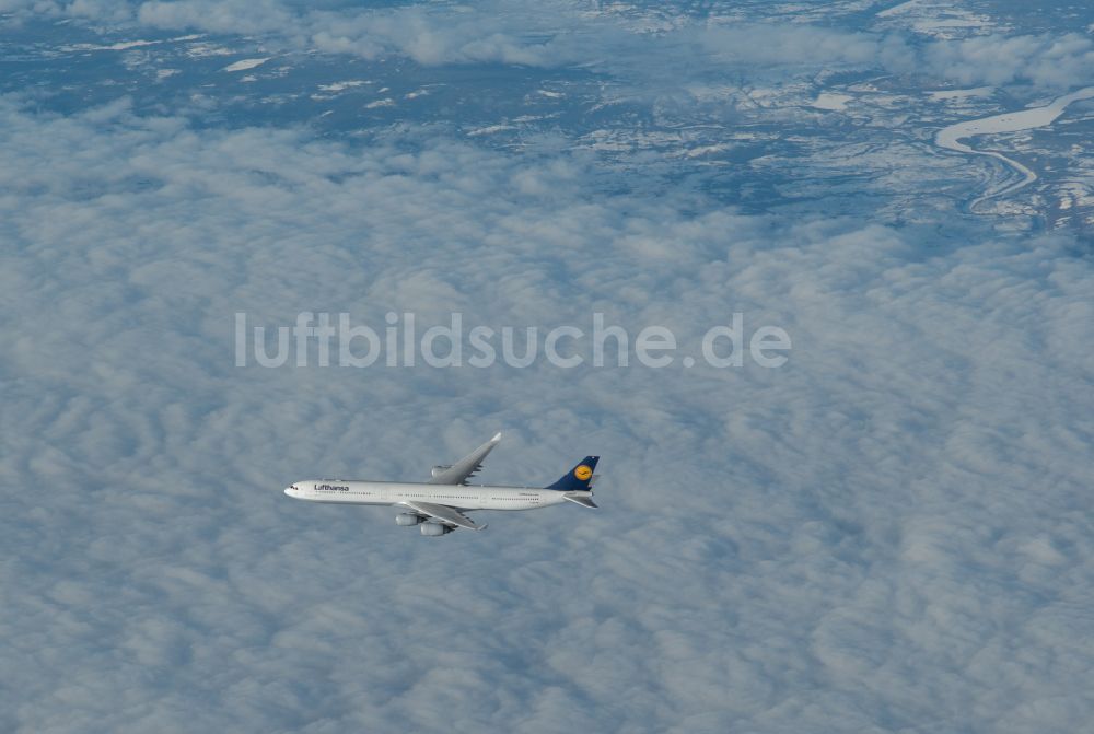 Luftaufnahme Kangerlussuaq - Passagierflugzeug Lufthansa Airbus A340 im Fluge über dem Luftraum in Kangerlussuaq in Kitaa, Grönland