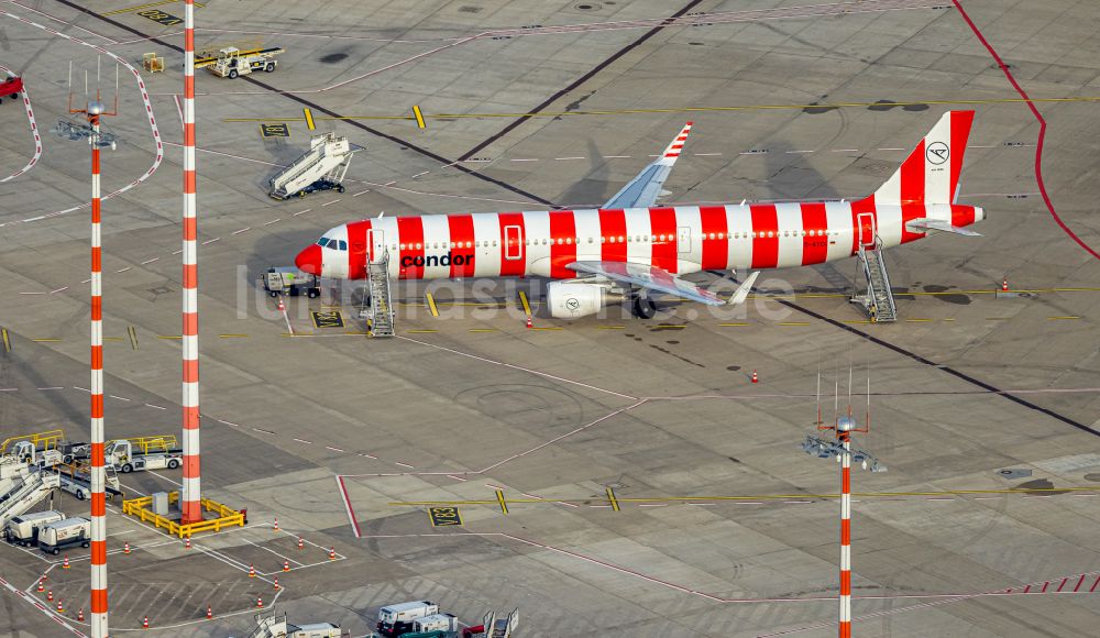 Luftbild Düsseldorf - Passagierflugzeug auf der Parkposition - Abstellfläche auf dem Flughafen in Düsseldorf im Bundesland Nordrhein-Westfalen, Deutschland