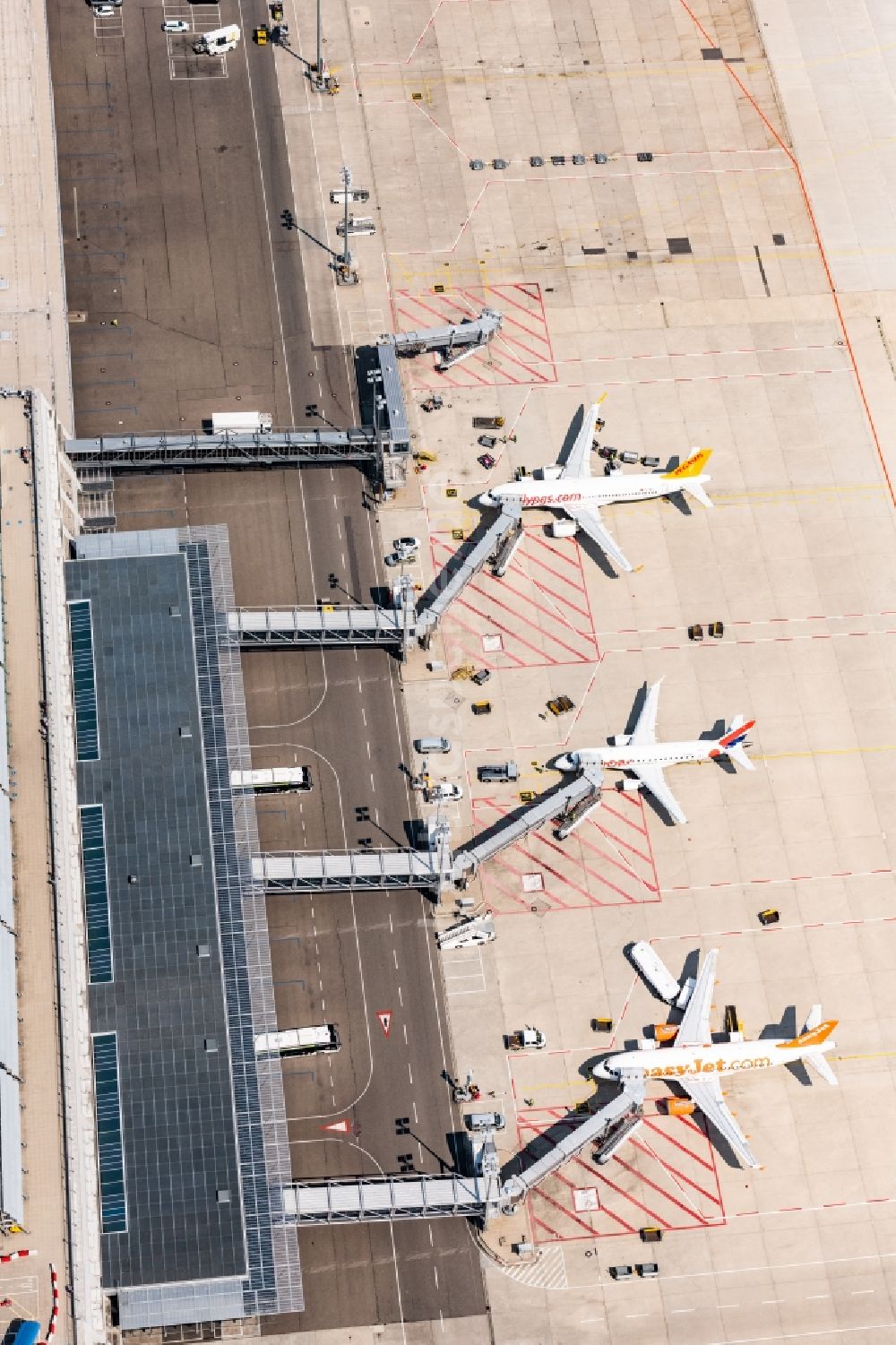 Luftbild Stuttgart - Passagierflugzeug auf der Parkposition - Abstellfläche auf dem Flughafen in Stuttgart im Bundesland Baden-Württemberg, Deutschland