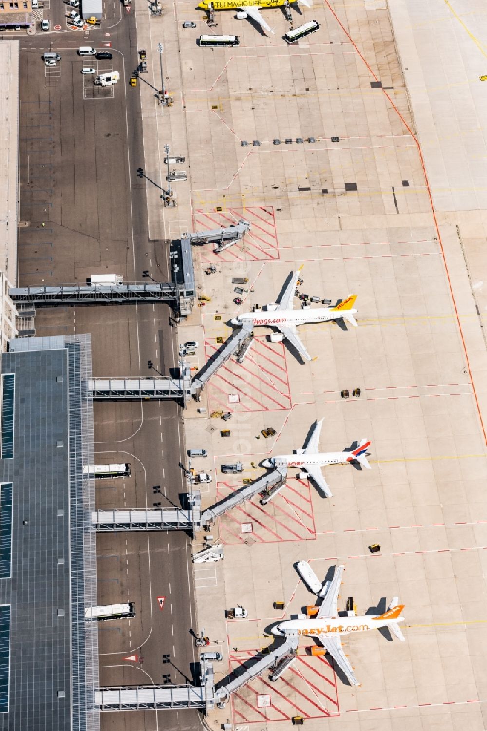 Luftaufnahme Stuttgart - Passagierflugzeug auf der Parkposition - Abstellfläche auf dem Flughafen in Stuttgart im Bundesland Baden-Württemberg, Deutschland