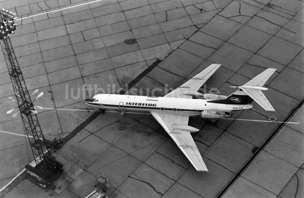 Luftbild Schönefeld - Passagierflugzeug Tupolev Tu-134A der INTERFLUG DDR-SCK auf der Parkposition - Abstellfläche auf dem Flughafen in Schönefeld im Bundesland Brandenburg, Deutschland