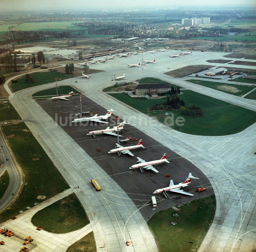 Schönefeld aus der Vogelperspektive: Passagierflugzeuge auf dem Flughafen Schönefeld