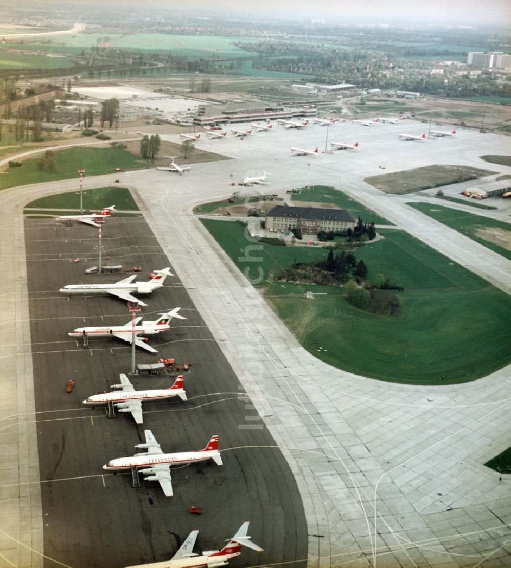 Schönefeld von oben - Passagierflugzeuge auf dem Flughafen Schönefeld