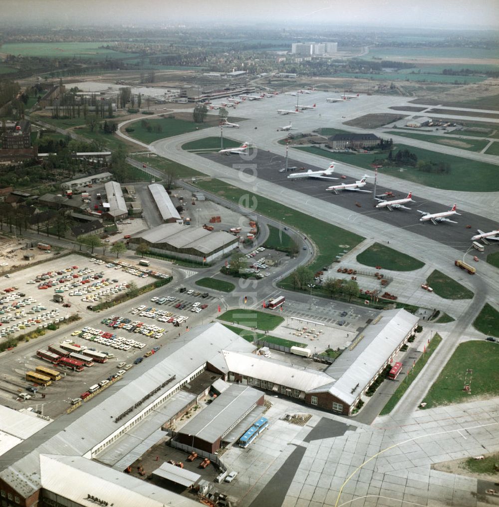 Schönefeld aus der Vogelperspektive: Passagierflugzeuge auf dem Flughafen Schönefeld