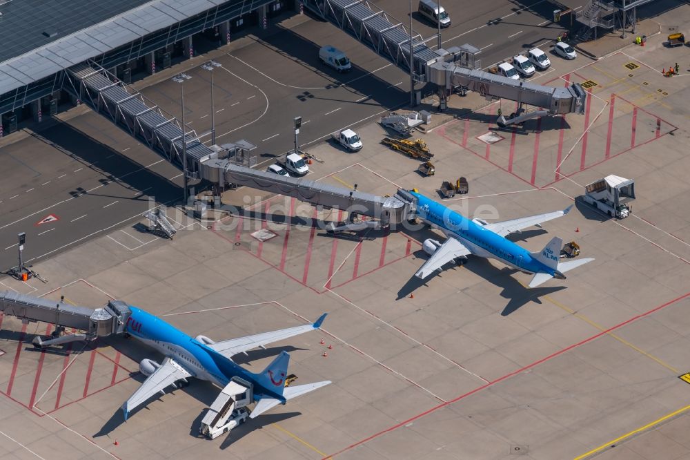 Filderstadt von oben - Passagierflugzeuge auf dem Flughafen in Stuttgart im Bundesland Baden-Württemberg, Deutschland