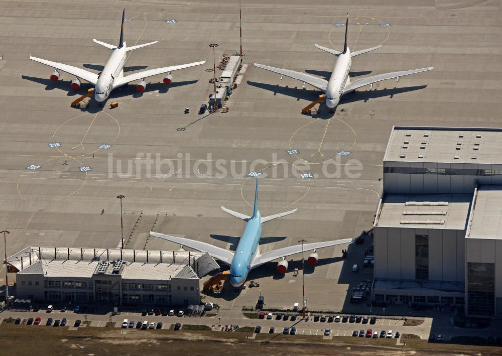 Luftbild Hamburg Finkenwerder - Passagierflugzeuge A380 auf dem Flugplatz Hamburg-Finkenwerder