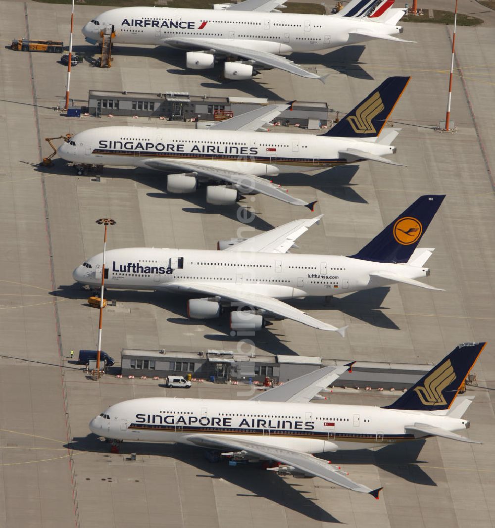 Hamburg Finkenwerder aus der Vogelperspektive: Passagierflugzeuge A380 auf dem Flugplatz Hamburg-Finkenwerder