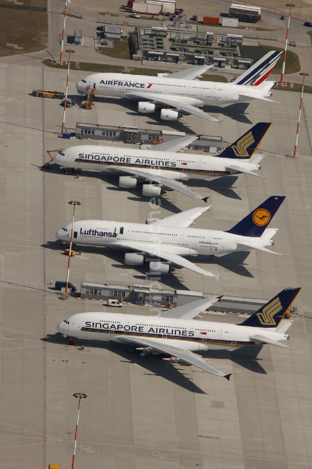 Luftaufnahme Hamburg Finkenwerder - Passagierflugzeuge A380 auf dem Flugplatz Hamburg-Finkenwerder