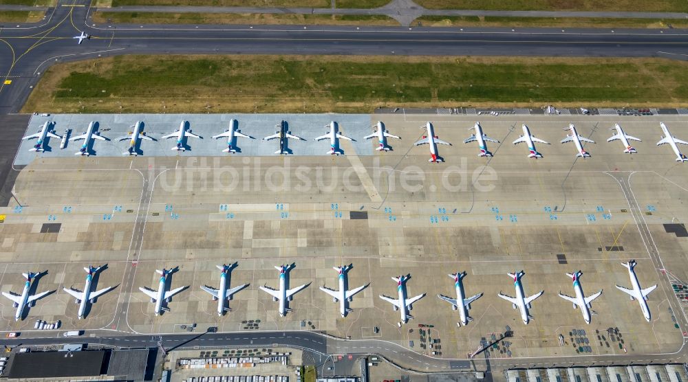 Düsseldorf aus der Vogelperspektive: Passagierflugzeuge krisen bedingt auf der Parkposition - Abstellfläche auf dem Flughafen im Ortsteil Lohausen in Düsseldorf im Bundesland Nordrhein-Westfalen, Deutschland