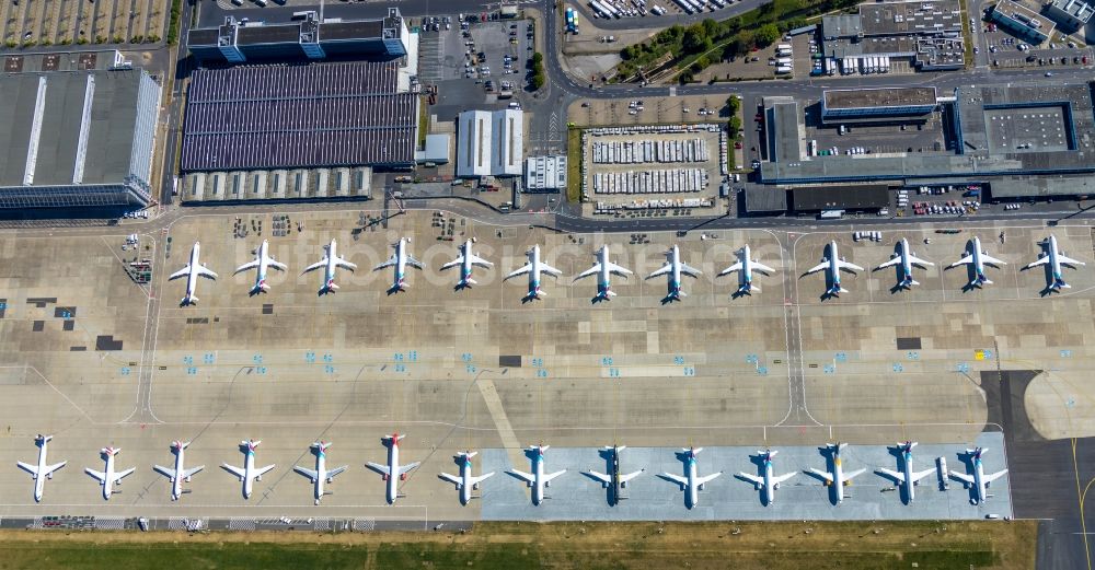 Luftaufnahme Düsseldorf - Passagierflugzeuge krisen bedingt auf der Parkposition - Abstellfläche auf dem Flughafen im Ortsteil Lohausen in Düsseldorf im Bundesland Nordrhein-Westfalen, Deutschland