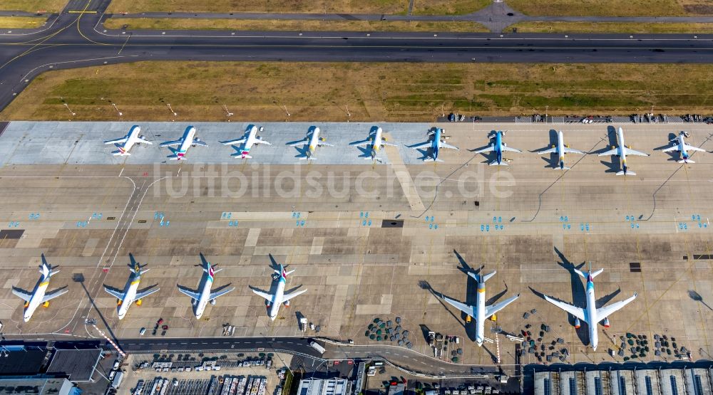 Luftaufnahme Düsseldorf - Passagierflugzeuge krisen bedingt auf der Parkposition - Abstellfläche auf dem Flughafen im Ortsteil Lohausen in Düsseldorf im Bundesland Nordrhein-Westfalen, Deutschland