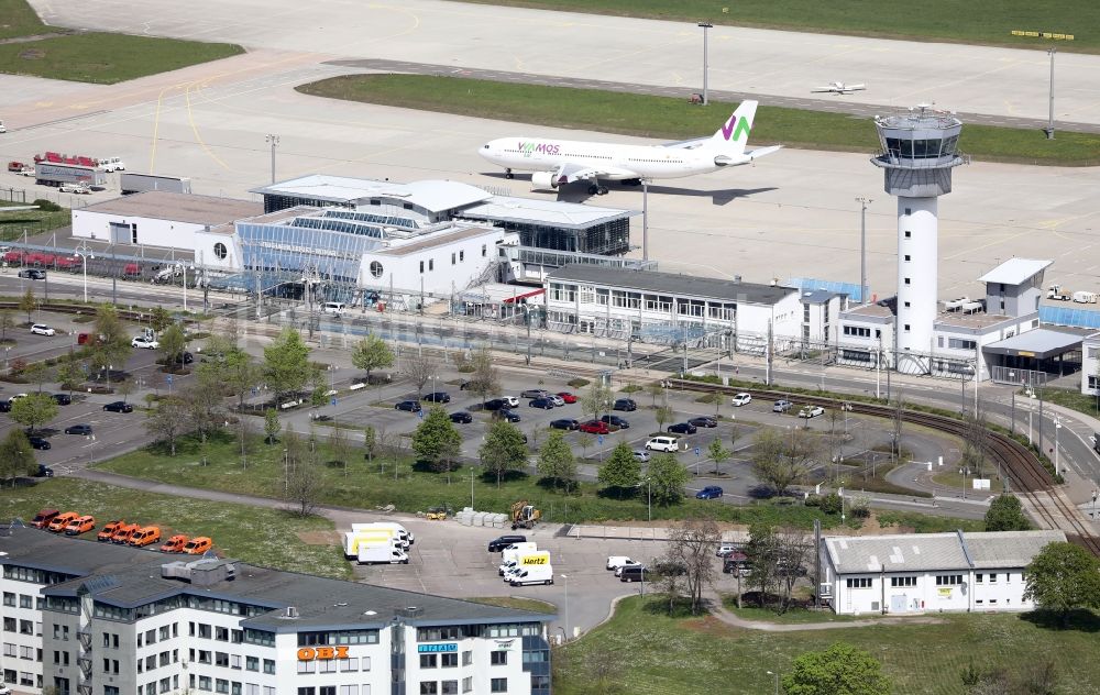 Luftaufnahme Erfurt - Passagierflugzeuge auf der Parkposition - Abstellfläche auf dem Flughafen in Erfurt im Bundesland Thüringen, Deutschland