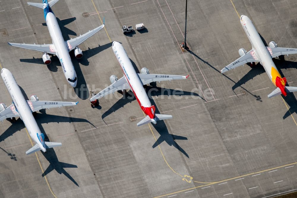 Luftaufnahme Erfurt - Passagierflugzeuge auf der Parkposition - Abstellfläche auf dem Flughafen in Erfurt im Bundesland Thüringen, Deutschland